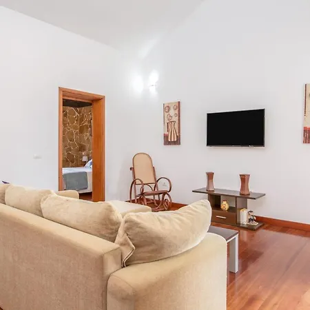 Casa Laura * La Ampuyenta